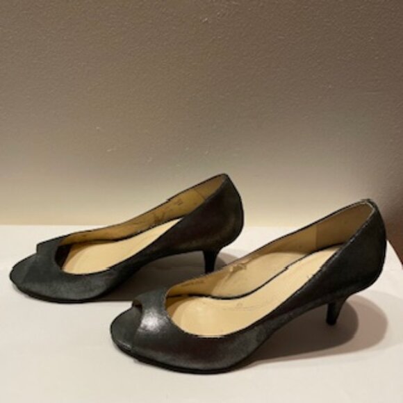 Tahari Marie Leather Pumps Gray Shimmer Peep Toe 2.5” Heel Size 8.5 M - Picture 2 of 11